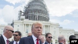 ترمپ در جریان کمپاین انتخاباتی اش و در روزهای آغازین ریاست جمهوری اش، پوتین را مورد ستایش قرار داده و او را یک رهبر نیرومند عنوان کرده بود.