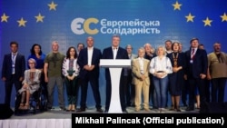 П’ятий президент України, лідер партії «Європейська солідарність» Петро Порошенко (посередині) і його соратники. Київ, 21 липня 2019 року