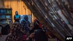 تدریس برای خانم‌های که در خانه‌های امن زندگی می‌کنند.