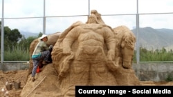 Манас баатырдын кумдан жасалган айкели.