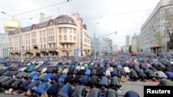 Мусульмане во время массовой молитвы в день Курбан-айта возле мечети Москвы. Архивное фото