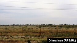 Пограничная линия, за которой - село Арнасай, отошедшее Узбекистану.