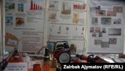 Көргөзмөгө коюлган буюмдар.