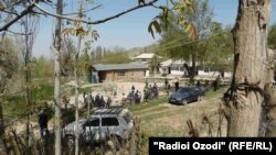 У школы села Чарги в день происшествия