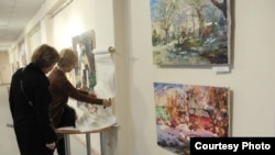 Күргәзмәне караучылар рәхмәтләр "китабы"на үз фикерләрен яза