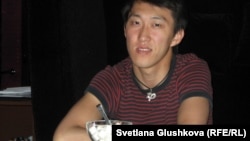 "Біздің орын" антикафесіне демалуға келген Антон Цой. Астана, 19 маусым 2012 жыл.