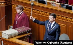 Новый президент Украины Владимир Зеленский с булавой во время инаугурации, Киев, 20 мая 2019 года.