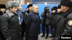 Қазақстан президенті Нұрсұлтан Назарбаевқа полицейлер Жаңаөзендегі толқуды қалай басқандарын әңгімелеп тұр. Жаңаөзен, 22 желтоқсан 2011 жыл.