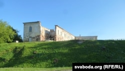 Замак з далечыні. Разбураная веліч