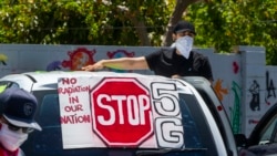 Прихильники теорії змови щодо зв'язку технології 5G з COVID-19 під час спалаху коронавірусу в Каліфорнії, США