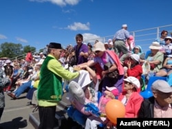 Сабалар халыкны чәкчәк белән сыйлый