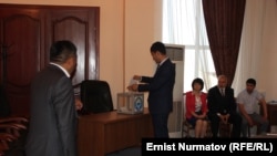 КСДП партиясынын байкоочулары добуш берүүгө жакын турушат.