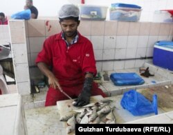 Балык тазалаган соодагер.
