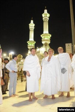 Татарстан җитәкчеләре 2013 елгы гомрә вакытында Әл-Хәрәм мәчетендә