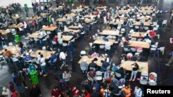 Германияга келген мигранттар тамактанып жатат. Мюнхен, 7-сентябрь, 2015-жыл