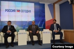 Прес-конференція під час січневої поїздки до Криму. Тоді депутат Держдуми Козенко (праворуч) і «придумав» Інтеграційний комітет. Фото з сайту ватажка угруповання «ЛНР» Ігоря Плотницького