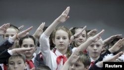 На фото школа в південному селищі Казмінське в Ставропольському краї Росії, 19 листопада 2015 року