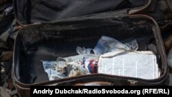 Валіза зі згорілою ручною вишивкою у одній із кімнат будинку Віктора