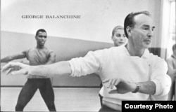 Джордж Баланчин на занятиях в балетном классе (© Martha Swope)