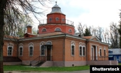 Будинок-музей письменника Олексія Толстого в маєтку Красний Ріг за 2 кілометри на північний схід від однойменного села Почепського району нинішньої Брянської області Росії (раніше Чернігівської губернії)