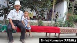 Маркумдун атасы жана 5 жаштагы уулу