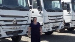 Наргиз Ризаева на территории своей автобазы.