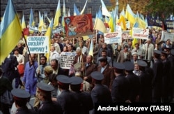 Демонстрація в центрі Києва після мітингу, на якому закликали до виходу України зі складу СРСР. Київ, 30 вересня 1990 року