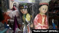 Базарда сатылган атлас көйнөкчөн куурчактар