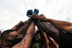 Протестувальники різного кольору шкіри зробили з рук імпровізований меморіал в пам'ять про Джорджа Флойда. Міннеаполіс, 2 червня 2020 року