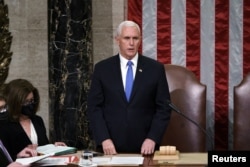 АКШнын вице-президенти, бир эле учурда Сенаттын төрагасы, республикачы Майк Пенс Шайлоочулар коллегиясынын бүтүмү тастыкталган күбөлөндүрмөнү окууда. 2021-жылдын 7-январы.