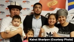 Кайрат Шарипов үй-бүлөсү жана кыргызстандык спортчу Бусурманкул Абдубаит уулу менен. Швеция. Декабрь, 2017-ж.