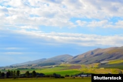 Манасташ Ридж тоо кыркасынан төмөн жактан көрүнүшү.