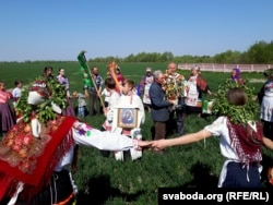 Веснавы абрад «Юр’еўскі карагод» у вёсцы Пагост Жыткавіцкага раёну. Пагост, 7 траўня 2017 году