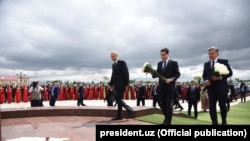 Prezidentler Magtymguly Pyragynyň ýadygärligine gül desselerini goýýarlar.