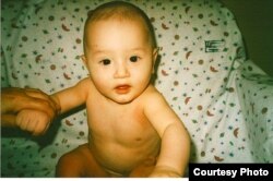 Светлананың олы малае 10 айлык Раймонд ятимнәр йортында, АКШка асрамага алынганчы