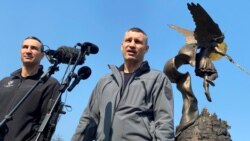 Мэр Киева Виталий Кличко (справа) с братом Владимиром Кличко, известным боксером-тяжеловесом