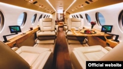 Салон літака Falcon 900