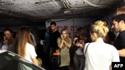 Тель-Авивде ракетадан коркуп, жер төлөгө бекингендер. 16-ноябрь, 2012-жыл.