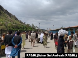 خانواده های زیادی می گویند که باید در هنگام عبور از دروازه تورخم به طرف افغانستان پول بپردازند