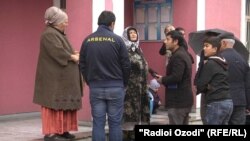 Родственники осужденных у здания суда города Душанбе