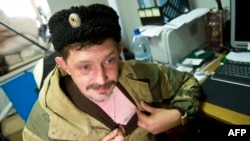 Павел Дремов, самопровозглашенный казачий командир Стахановского и Первомайского районов, разговаривает с журналистами AFP в оккупированном Стаханове 28 сентября 2014 года