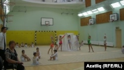 Мәктәптә гимнастика дәресе