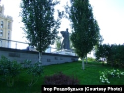 Але територію біля пам’ятника облаштовано чудово