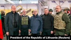 Зліва направо: президенти Естонії Алар Каріс, Латвії Егілс Левітс, Польщі Анджей Дуда, Литви Гітанас Науседа та прем’єр-міністр України Денис Шмигаль. Київ, 13 квітня 2022 року