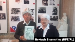 Композитор Астар Тыналиев жана Муса Баетовдун кызы Ракыя Баетова.