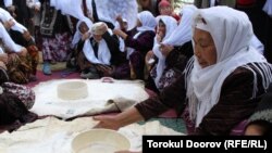 Бул кааданын мааниси аялдар мурдагы кылымдарда тойго алдын ала нан жаап, даярдык көрүшкөнүндө, 14-сентябрь, 2011