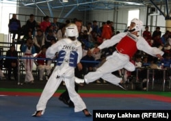 Мұстафа Өзтүріктің 60 жылдығына арналған таэквондодан (WTF) жеткіншектер, ерлер және әйелдер арасындағы жарысқа қатысушылар. Алматы, 11 қазан 2014 жыл.