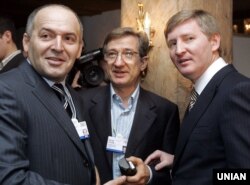 Підприємці Віктор Пінчук (ліворуч), Сергій Тарута (посередині) і Рінат Ахметов (праворуч). Давос, 25 січня 2008 року