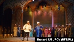 Сцена из спектакля «Душевные смятения Бабура».