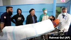 Жарылууда жаракат алган адамдардын бири. Кабул, 7-март, 2019-жыл